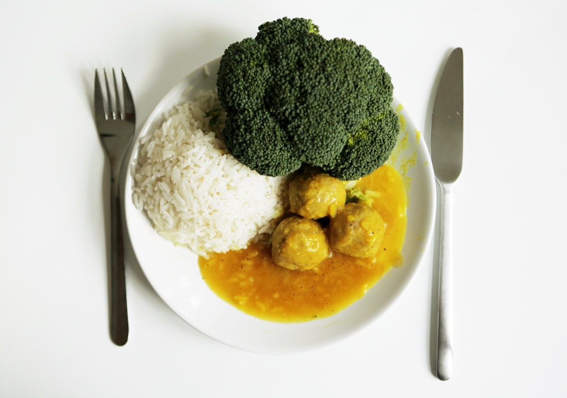 Makanan bergizi seimbang dengan buah-buahan segar dan sayuran berwarna-warni